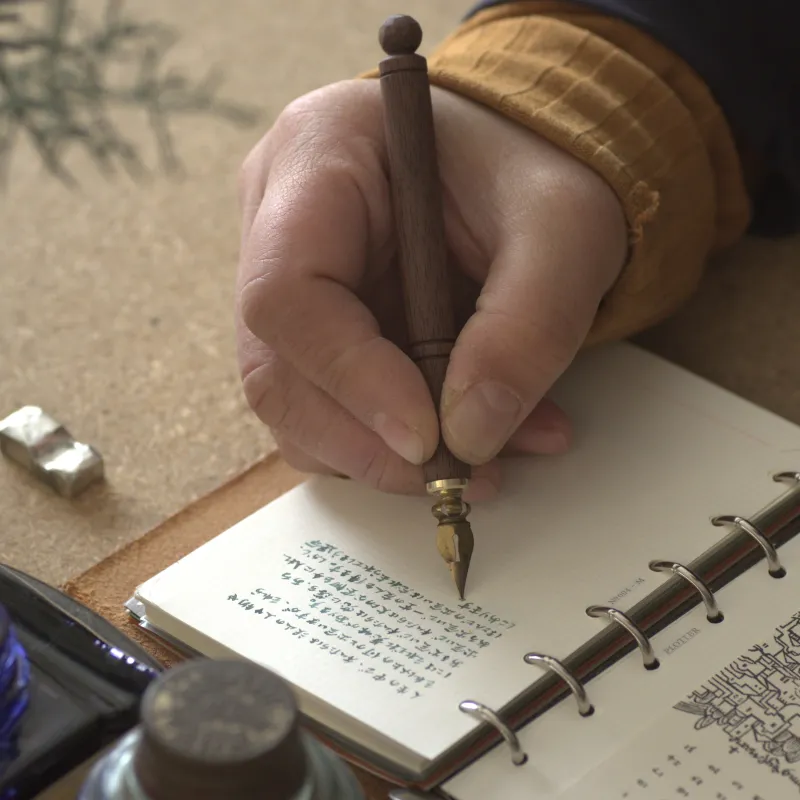 「SURUTOCOSAURUSガチャ」ミニ巾着かミニポーチ、どちらがでるかは回してみてのお楽しみ