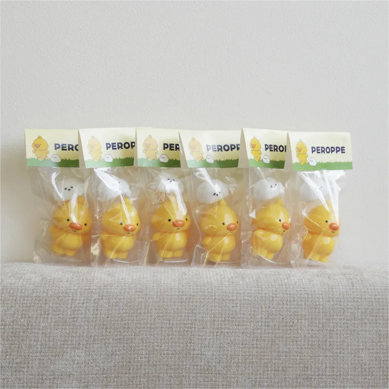 ぺろっぺとごましおのやわらかフィギュア。手になじみ、仲良く並ぶふたりの世界観。