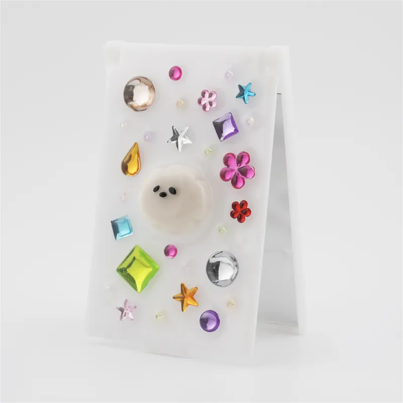 手のひらサイズのごましおミニ鏡。キラキラ輝く、かわいさと実用性のひとつ。