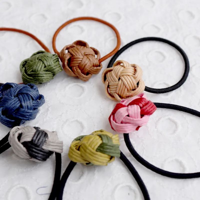 「髪ゴム」花をモチーフにした髪ゴムを編んで作りました。お気に入りの色を見つけてみてね！