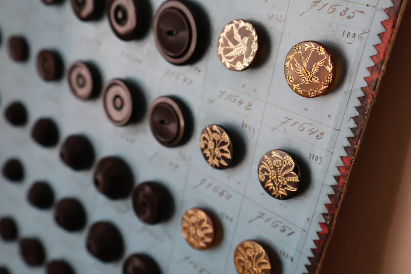 フランス・1900年代・銀のインレーが美しいボタン