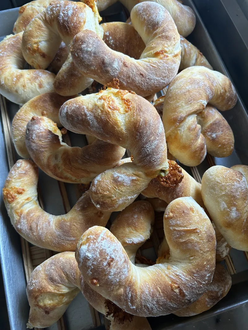 グリーンオリーブとチーズ