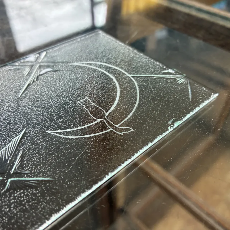 酸素バーナーで制作した、硝子のお花。硝子瓶に植えた状態で販売いたします。