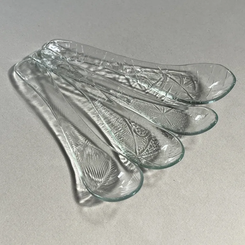 「ガラスのふたば」小さな硝子の芽。窓辺におひとついかがですか？