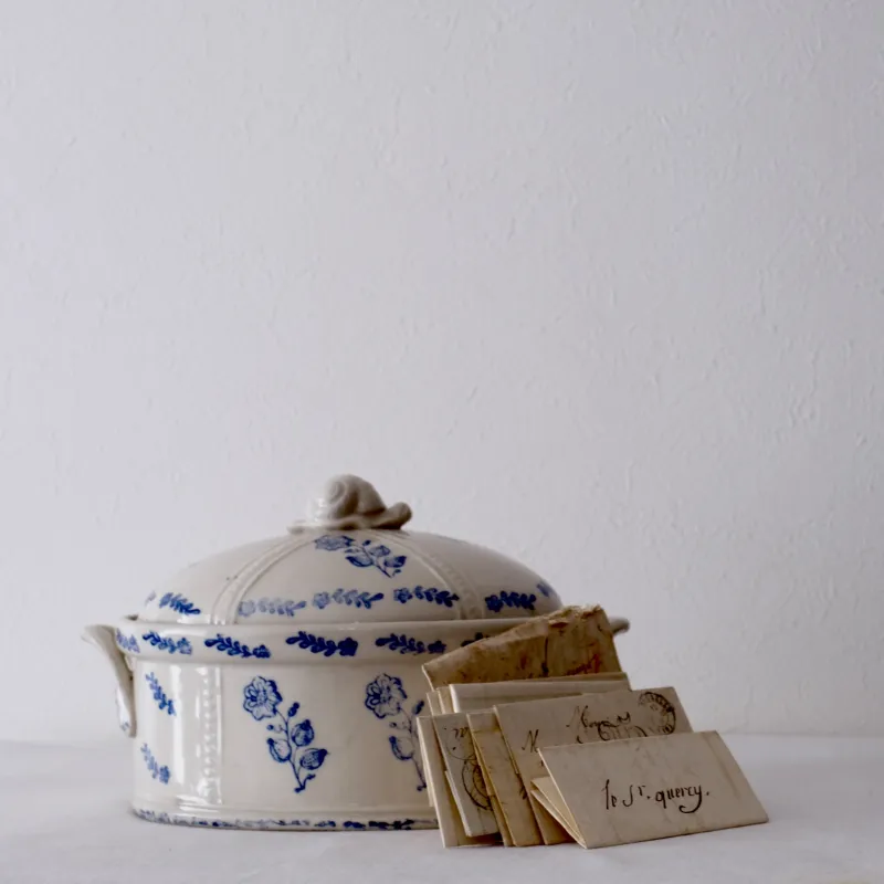 蓋にカタツムリがいる「Saint-Uze」の器