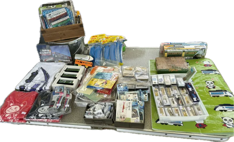 鉄道グッズのお宝を多数発売！　普段は入手できない商品やレアな部品と出会うかも。毎回完売のつり革も販売しますのでお楽しみに！
