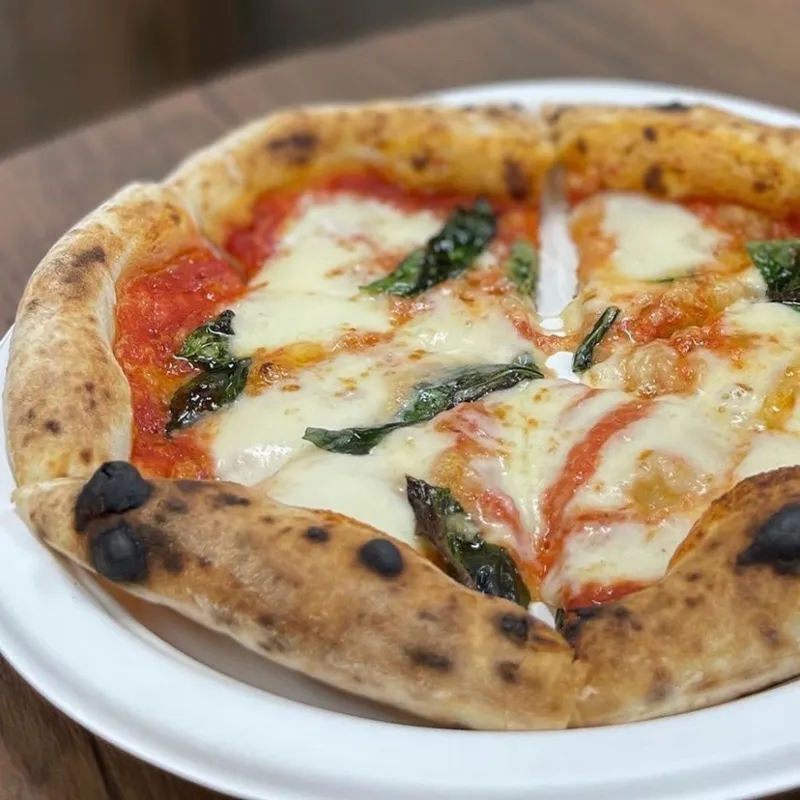 ピッツァと言えば「マルゲリータ」。イタリア国旗を表したバジル（緑）・モッツァレラ（白）、トマト（赤）が特徴です。