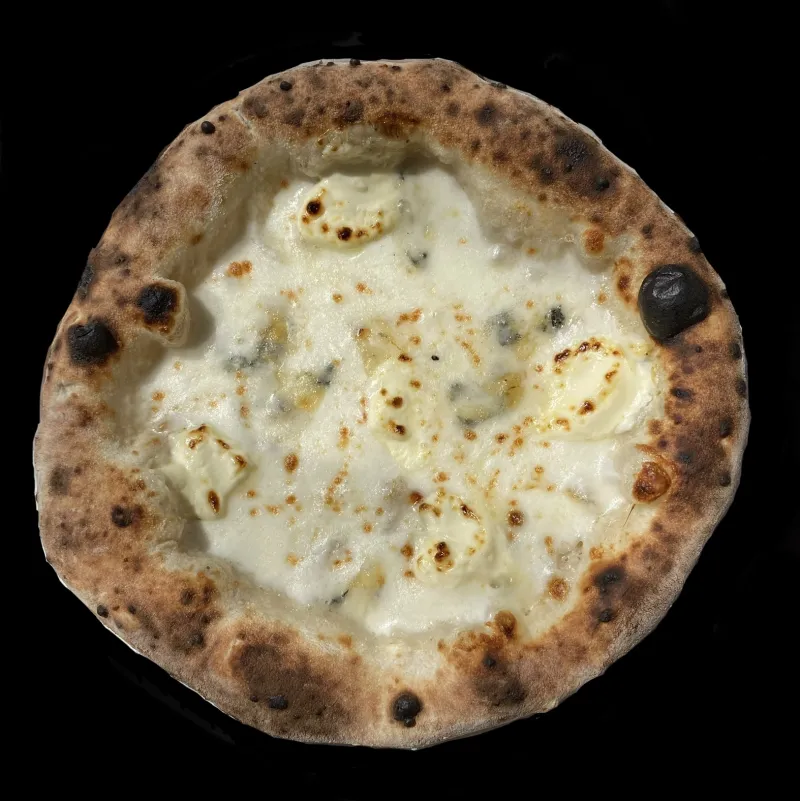 チーズ好きにはたまらないチーズづくしの「クワトロフォルマッジ」、お好みではちみつもどうぞ。