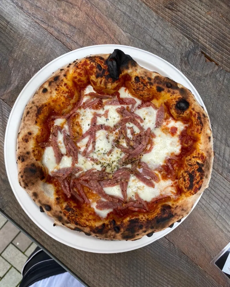 トマトソースにスパイスを加え、自家製ピリ辛ソースに！　辛口サラミとモッツァレラも相まって旨みの詰まった一枚に仕上げました！