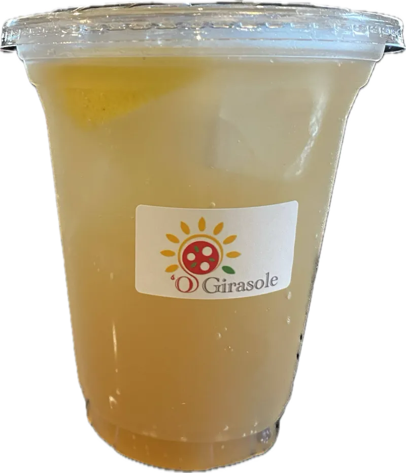 生姜とスパイスをコトコト煮込んだ自家製ジンジャーエール。生姜が効いていて好評です！