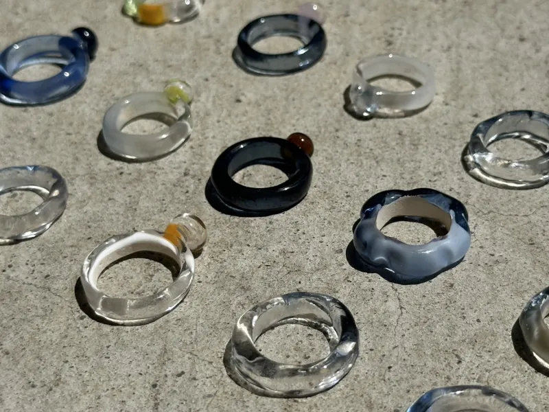 型板ガラスで作った、個々の模様を活かし涼を誘う、やさしい音色の風鈴