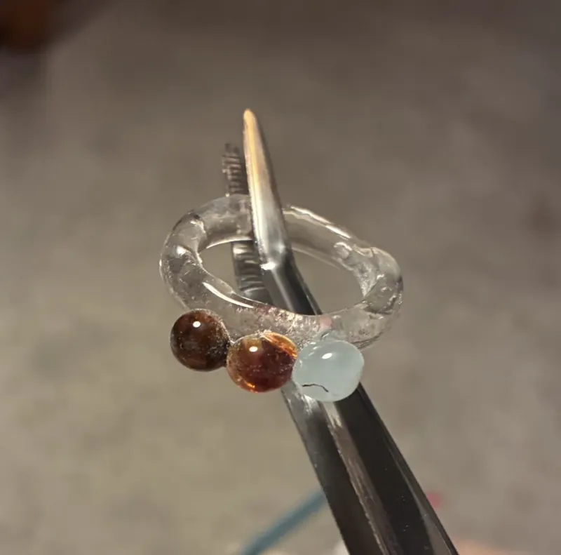 型板ガラスの模様を活かし、様々な形、柄の入り方が違う、世界で一つだけのアクセサリー