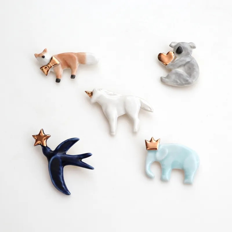 金彩を施した華やかなブローチ