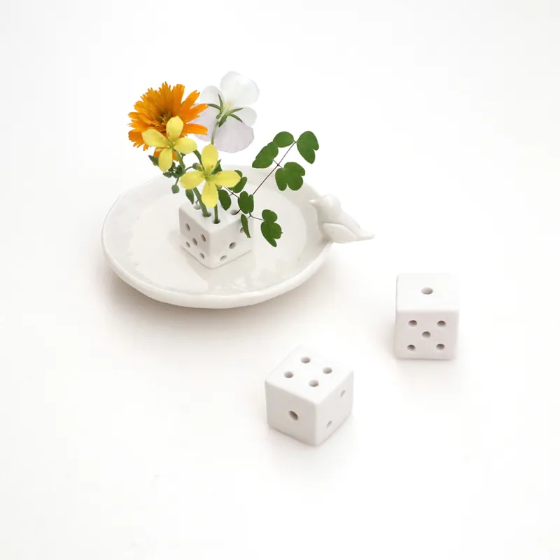 小さな花を飾って楽しむサイコロ花留め