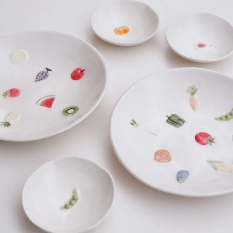 ぷっくりカラフルな模様が楽しいフルーツ皿