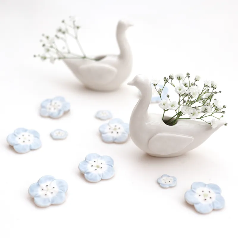 可憐なたたずまいの白鳥の花器