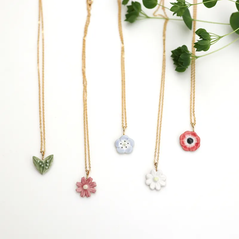 シンプルなお洋服を華やかに彩るお花のネックレス