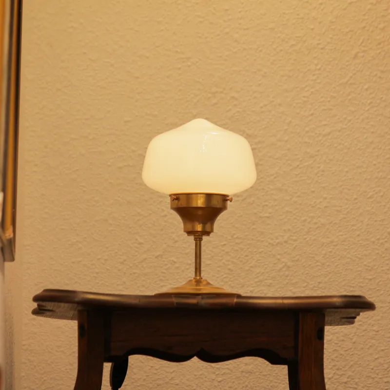 フォルムが印象的なスタンドライト。温かな灯りがお部屋に広がります。