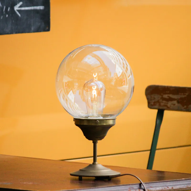 電球を替えて変化を楽しめるスタンドライト