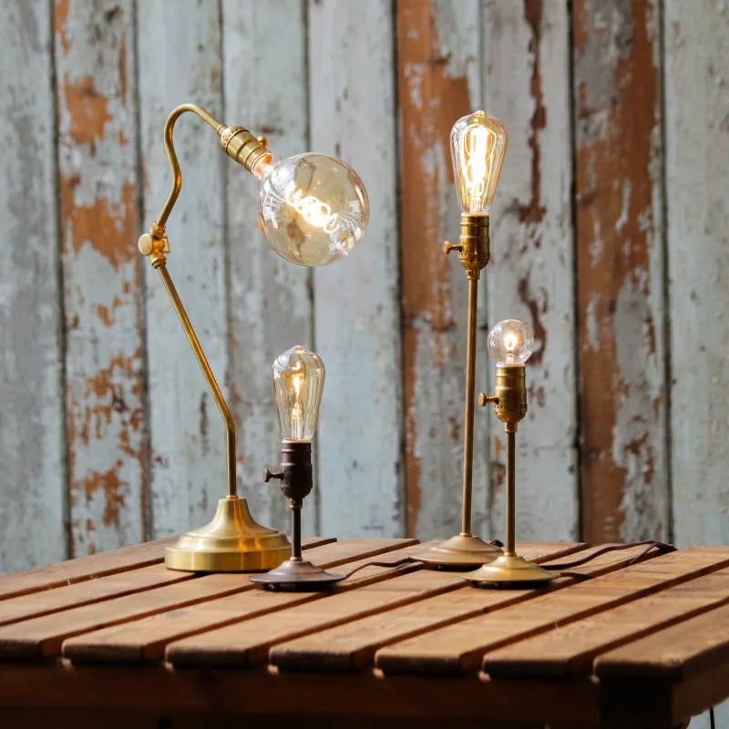 真鍮の経年変化を愉しめるスタンドライト。小ぶりな物から存在感のあるものまでお持ちします。