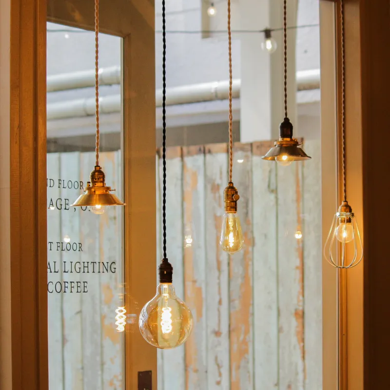 シンプルなオリジナル真鍮ペンダントライト。お好みのシェードや電球を付けられます！