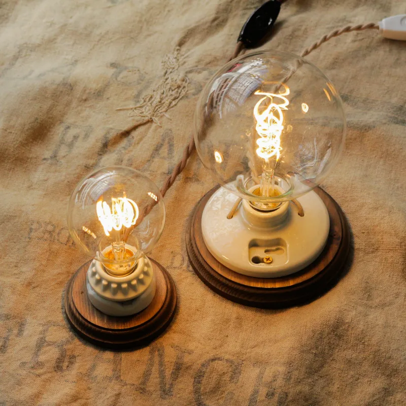 陶器のブラケットライトにオリジナルウッドベースを組み合わせたスタンドライト。コードの色もお選びいただけます。