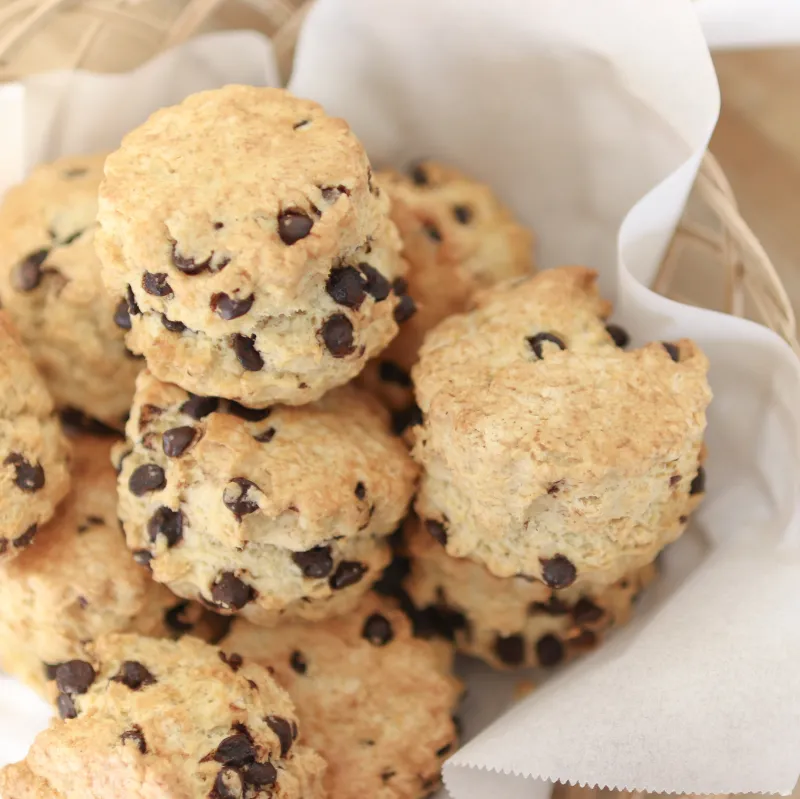 「ふんわりスコーン」温めると中がふんわりホクホク！　チョコチップスコーンが一番人気です。