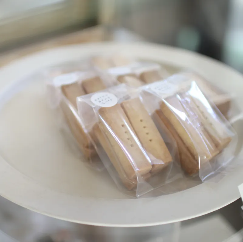 クッキーのちいさな包みもたくさんお持ちします。おやつにぜひ！