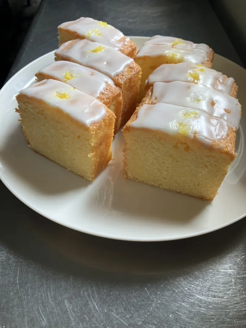 こちらはケーキで1番人気の「ウィークエンドシトロン」。レモンをたっぷり使用した、爽やかなフランス菓子です。