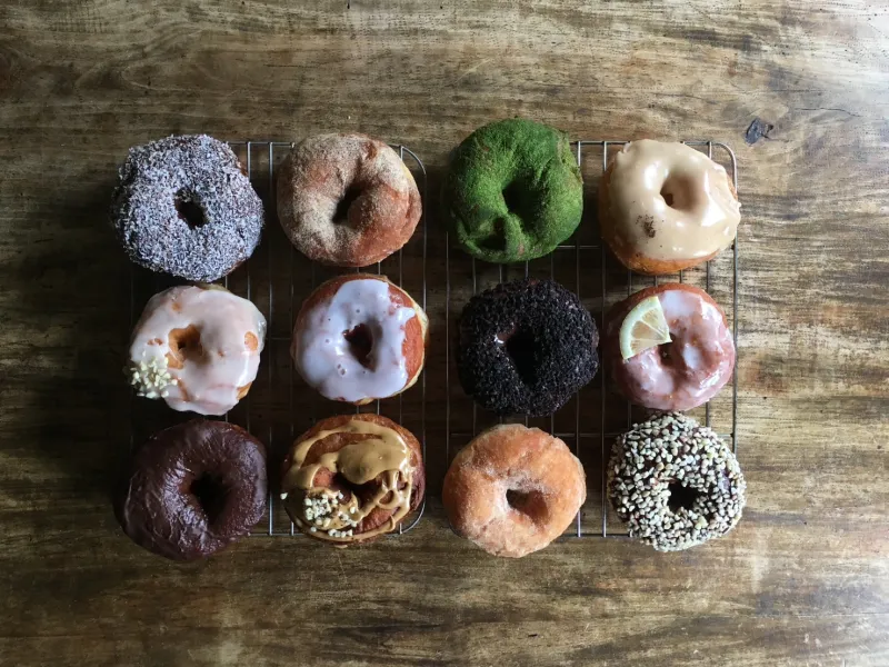 お茶の香りが癖になる、「伊勢抹茶ドーナツ」