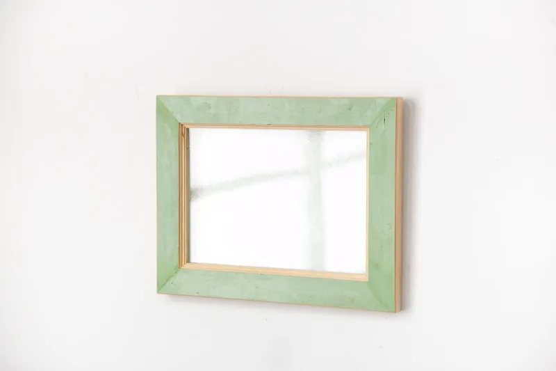 「古材フレーム」レスキューした古材と、同じくレスキューしたガラスの組み合わせが楽しい、ReBuilding Center JAPANらしい商品です。