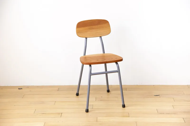 「GOOD LUCK CHAIR」レスキューした鉄脚と古材を使って、ポップなカラー椅子に生まれ変わりました。