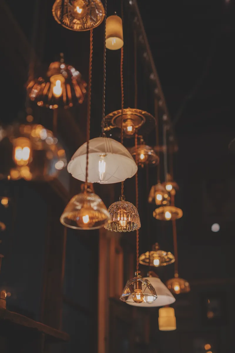 「リライフライト」食器を逆さまにしてライトの傘に。光を通してレトロな模様がキラキラ！　人気のオリジナルプロダクトです。