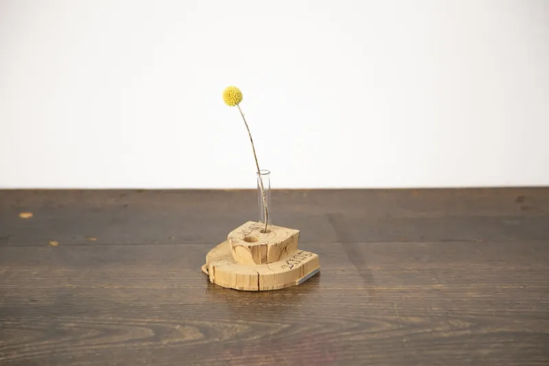 「古材をでつくった一輪挿し」道端でつんできたお花を飾るのにぴったり！　インテリアに取り入れやすい小さめサイズ。