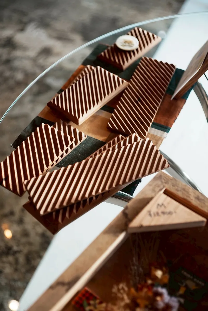 「古材でつくった石鹸おき」石鹸を置くのはもちろん、歯ブラシやコップ、化粧品を置いたりしても可愛いです。