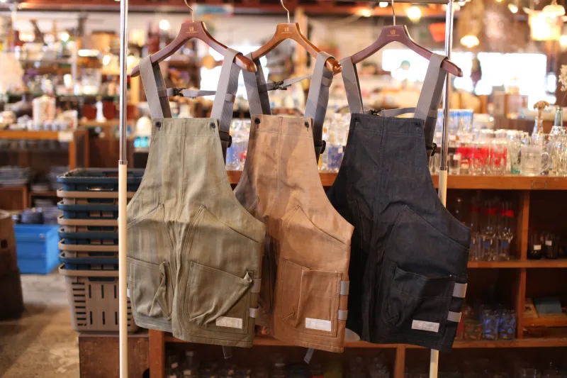 「リビセンオリジナルエプロン」DIY作業や台所のキッチンまで、多様な使い方が出来ます。しっかり生地でガシガシ使える！