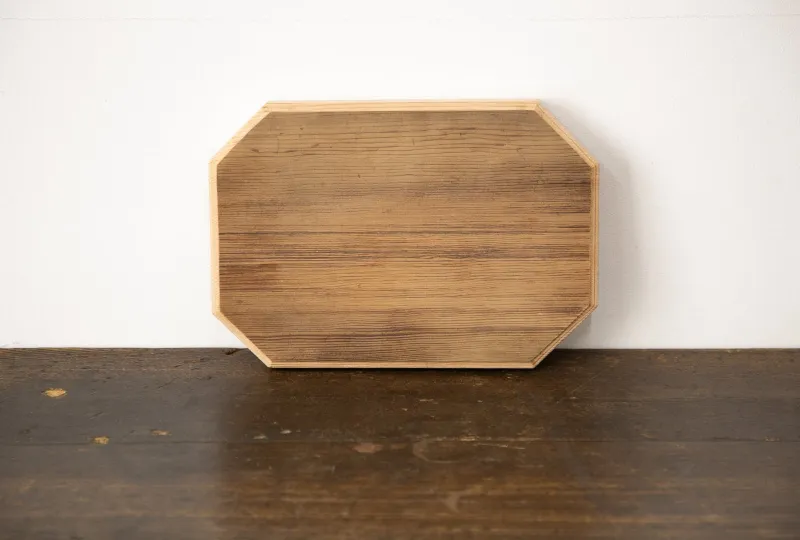 古材のフチや角を削ってスタイリッシュに仕立てた古材プレートです。看板にしたり、アクセサリーなどを飾ってもよいですね。