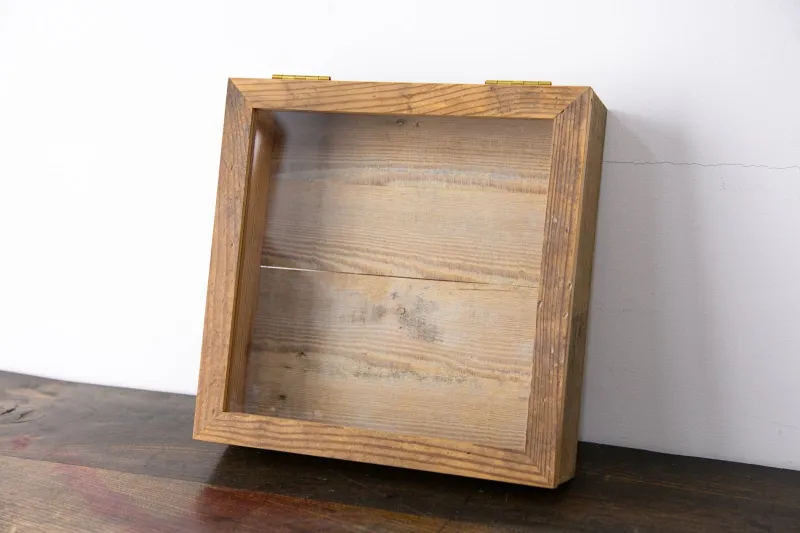 レスキューした古材とガラスで作ったコレクションケース。アクセサリーを飾ったり、菓子屋さんや雑貨屋さんの什器にもぴったり。