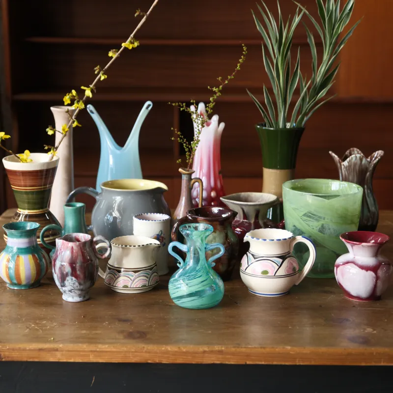 オブジェのようなデザインのフラワーベースをたくさんご用意します。飾って使って楽しめるおススメアイテムです。