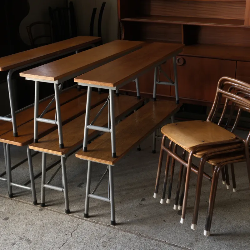 ビンテージスクール家具がたくさん入荷しました。実用はもちろん、展示台、お店用などにもおすすめです。