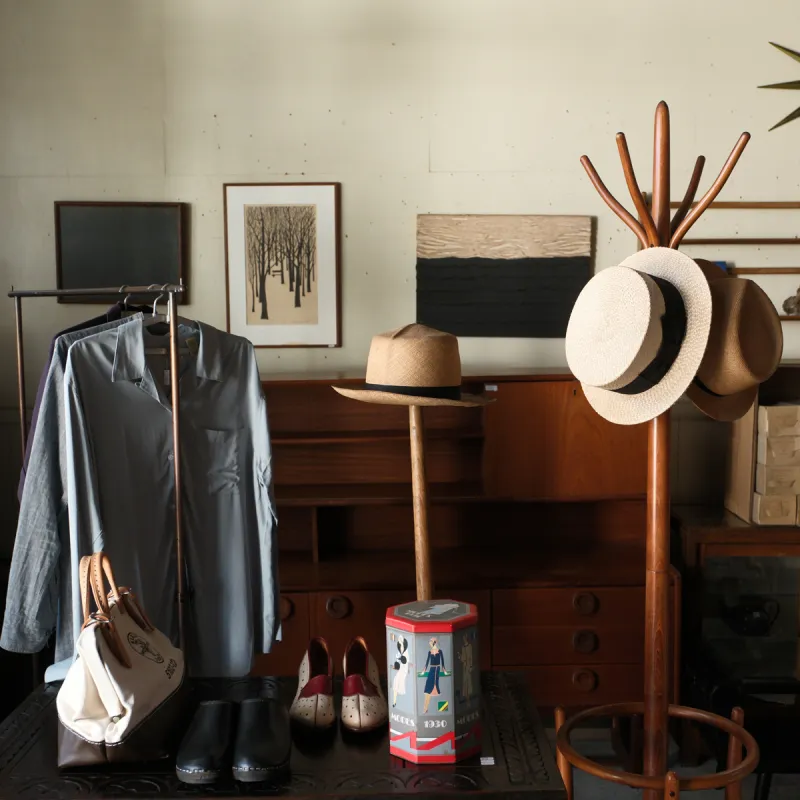 ビンテージファッションアイテムも家具とコーディネートしながら販売します。