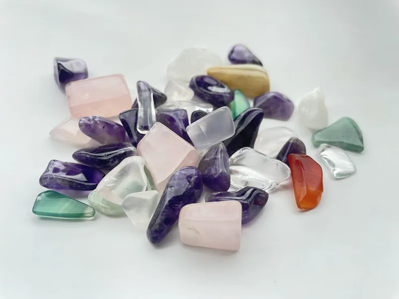 色とりどりの天然石をご用意しています。