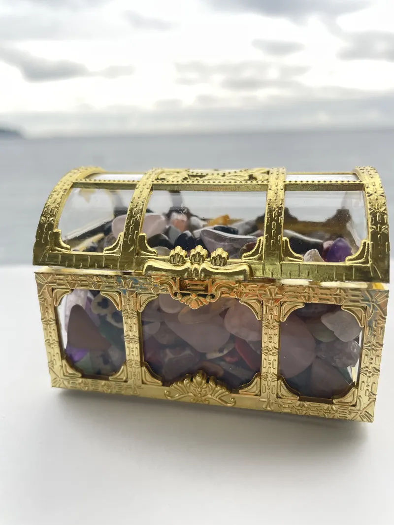 ワークショップでは宝箱からお気に入りの天然石を探していただきます。