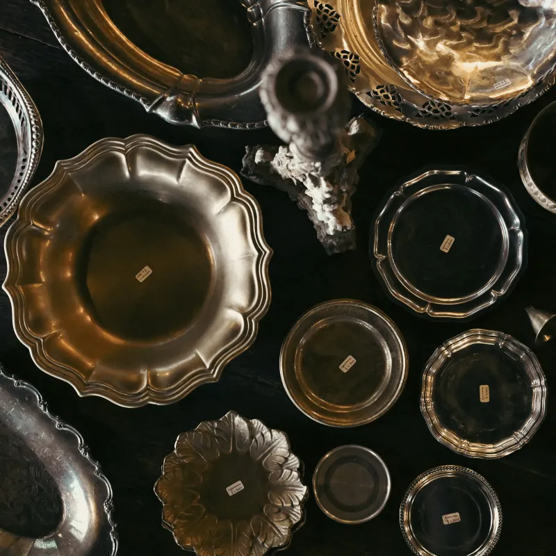 大小様々なサイズ・デザインの金属プレートたち。個人の方はもちろん、ケーキ屋さんや作家さんたちにも大人気。