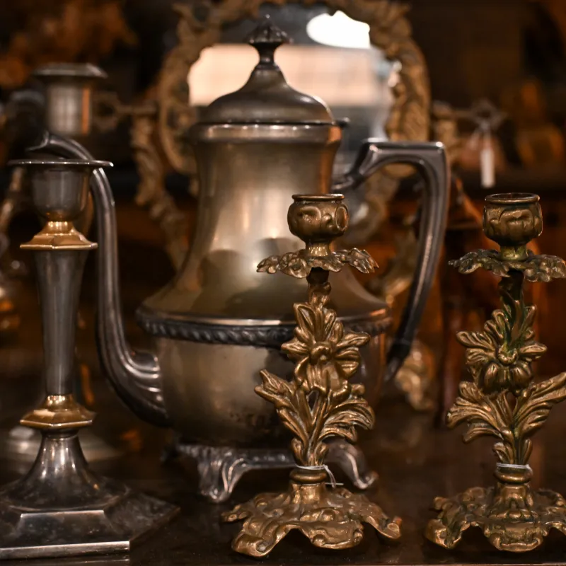 様々なデザインのヨーロッパの古い燭台