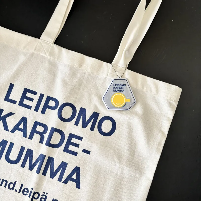 当店のオリジナルトートバッグ「LEIPOMO KARDEMUMMA」に合わせて、オリジナルのリフレクターも出来ました！