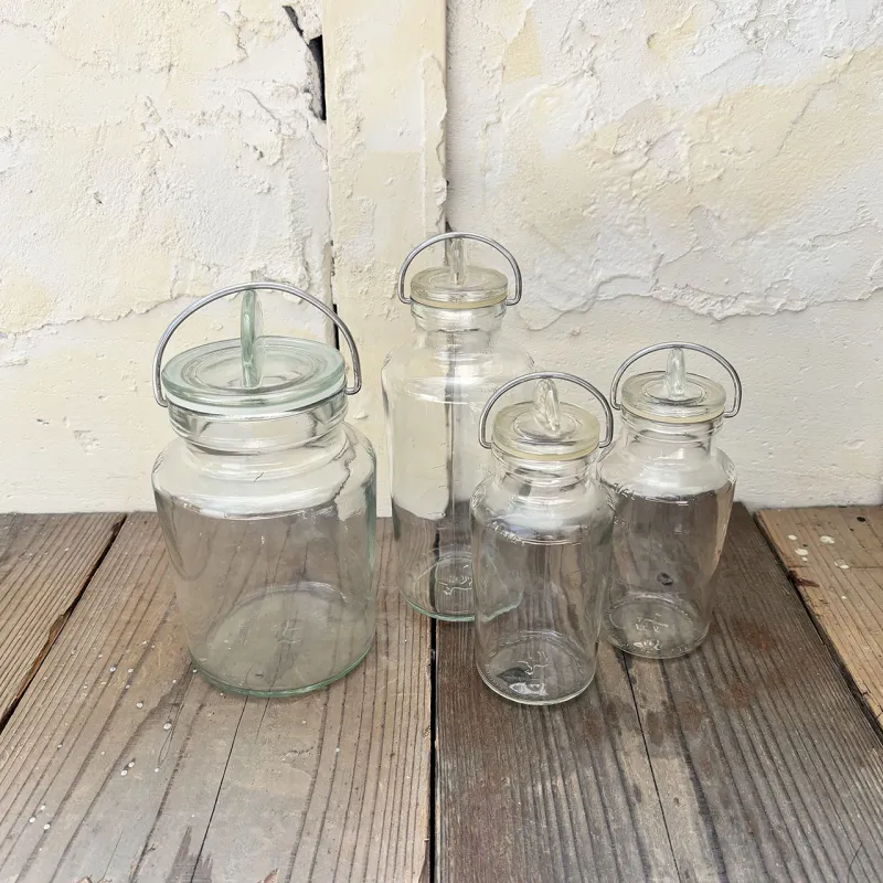 ワイヤーで止めるフォルムも美しいフィンランドのガラスのジャー。小さめサイズをメインに並べます。