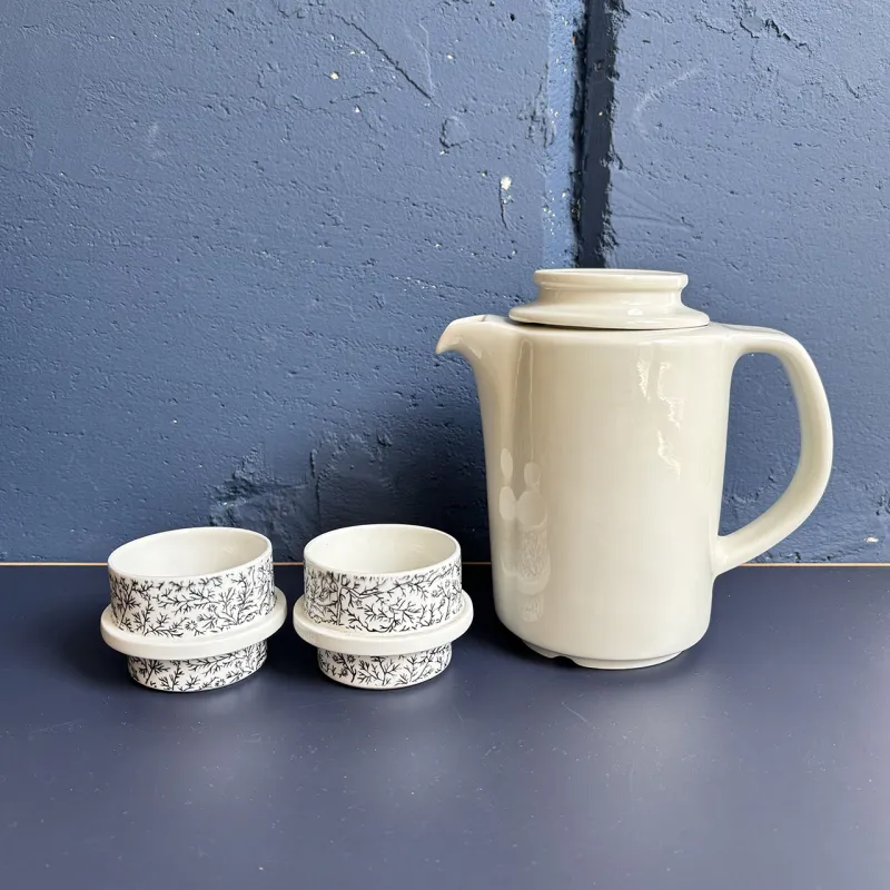 フィンランドのヴィンテージ、「アラビア」のポットやカップなども持っていきます！（アイテムは変わる可能性あります）