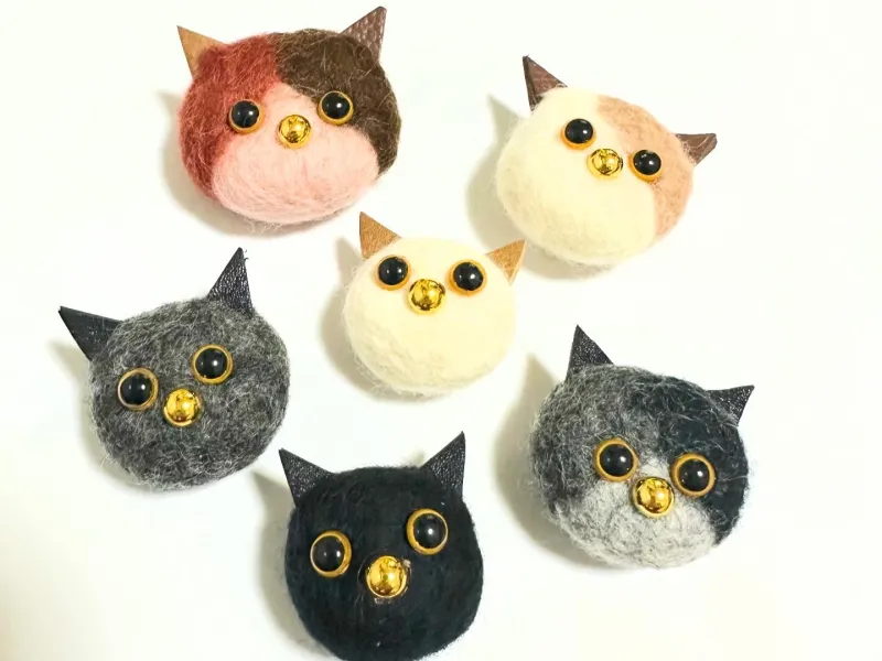 「ねこブローチ」ふわふわのお顔に本革のカラフル耳がアクセントです。