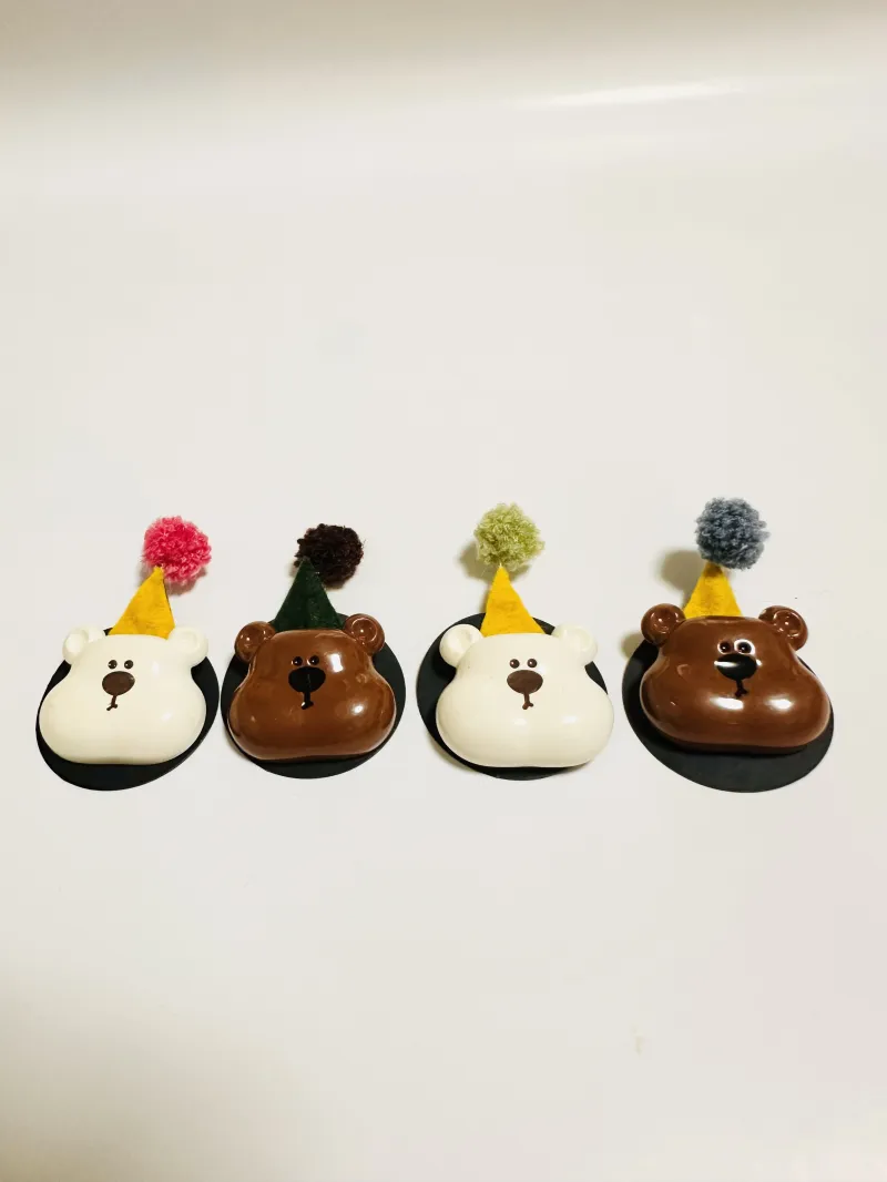 ポンポン帽子でおめかししてる「おとぼけクマのブローチ」